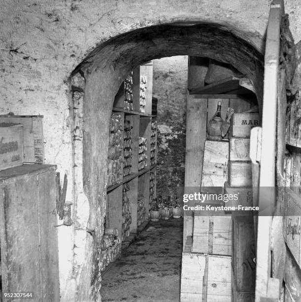 Cave à vin d'un restaurant à Paris, France en 1955.