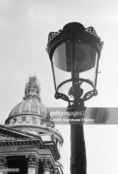 Le dôme du Panthéon entouré d'un échafaudage, à Paris, France en 1932.