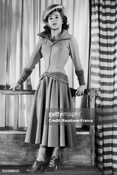 Mannequin présentant un modèle André Ledoux : la robe d'après-midi 'Le Verseau' en lainage léger avec un corsage pain brulé, la jupe et le bas des...