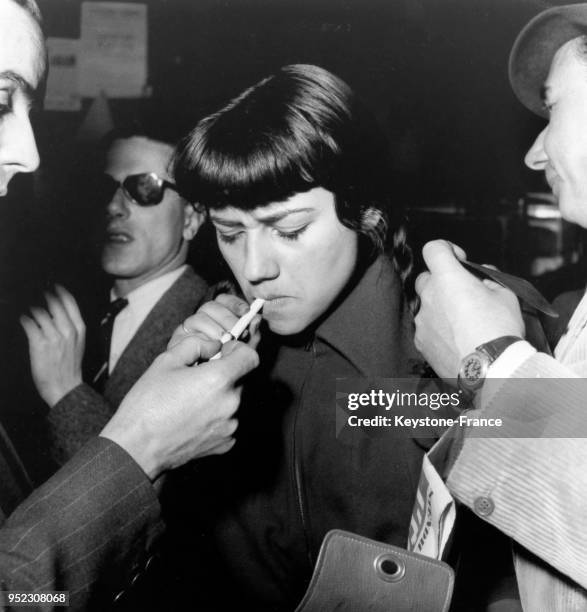 Jeune femme au café de Flore à Paris, France, le 2 juin 1948.