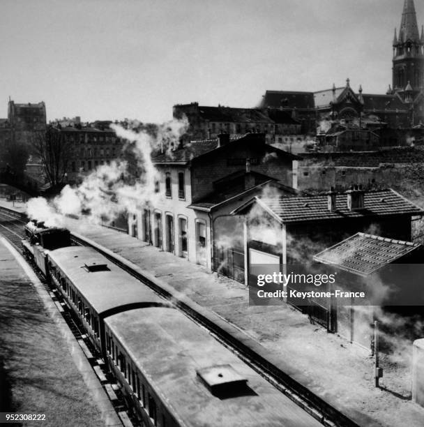 Voie de chemin de fer sur la petite ceinture, circa 1920 à Paris, France.