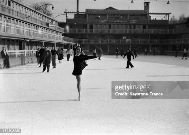 Des patineurs sur leurs patins à glace à la patinoire de Molitor à Auteuil en 1947 à Paris, France.