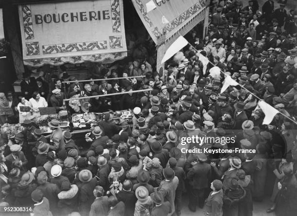 La foule des chômeurs et des curieux se pressent pour la distribution de pot-au-feu pour les pauvres, à Paris, France le 8 mai 1935.