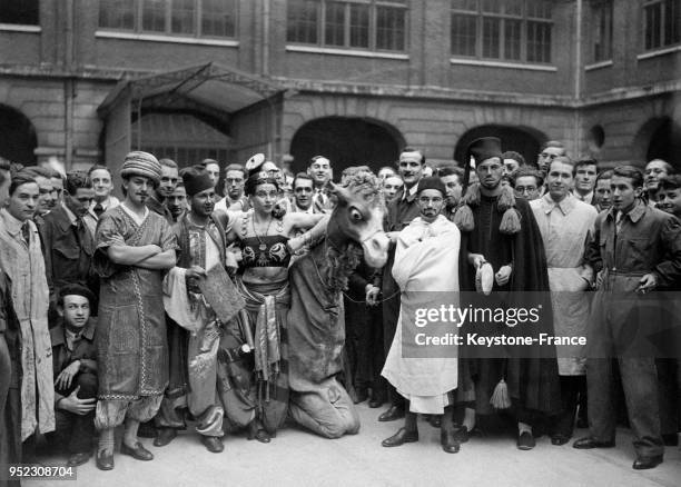 Baptême' de la nouvelle promotion de l'Ecole Normale à Paris, France en 1932.