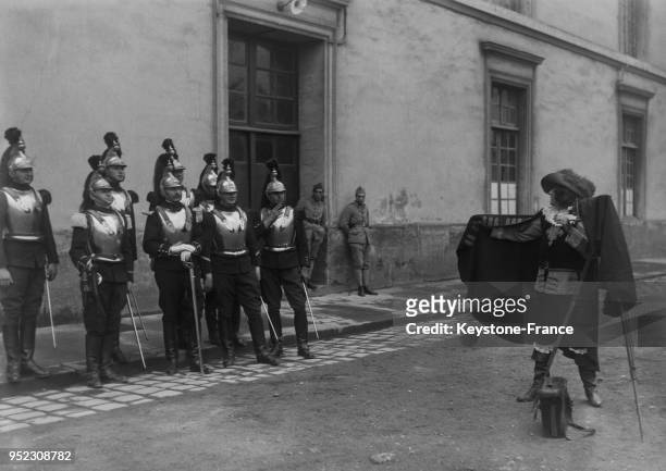 Un 'mousquetaire' photographiant un groupe de cuirassiers dans la caserne de Reuilly, à Paris, France le 6 juillet 1934.