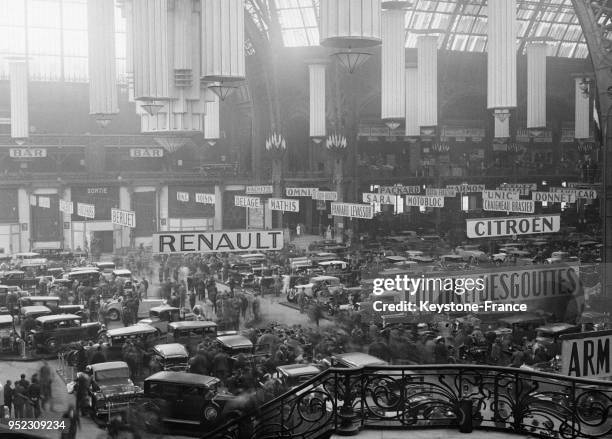 Vue générale partielle du Salon de l'auto au Grand Palais à Paris, France circa 1930.