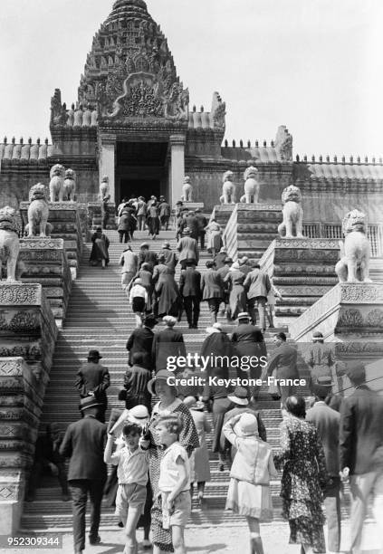 La foule de visiteurs montent les marches pour visiter le temple d'Angkor Wat à l'Exposition coloniale à Paris, France en 1931.