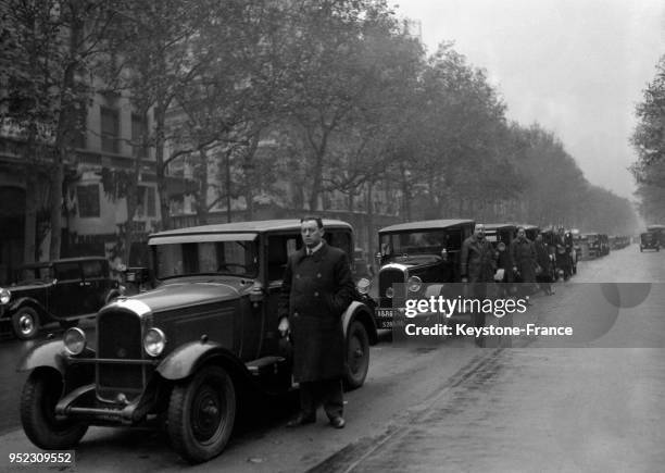 Les chauffeurs de taxi rendent hommage aux disparus de la guerre en observant une minute de silence, à Paris, France le 11 novembre 1932.