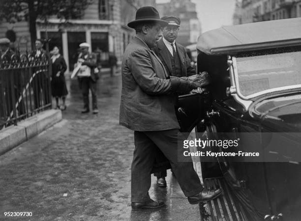 Un inspecteur de police, portant un colis suspect, monte dans une voiture pour apporter le paquet au laboratoire municipal pour inspection, à Paris,...