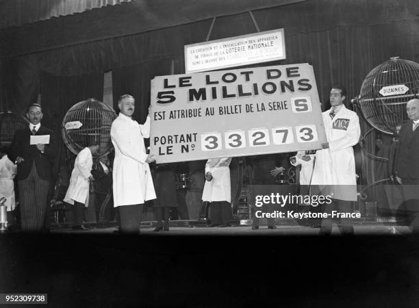 Le tableau annonçant le numéro gagnant les 5 millions de francs, à Paris, France en décembre 1933.