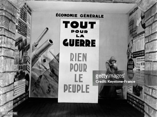 Une affiche dénonçant le danger communiste présentée à l'exposition 'Le Bolchevisme contre l'Europe' à la salle Wagram, à Paris, France en 1942.