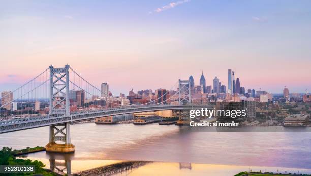 travessia benjamin franklin ponte de camden, nj para filadélfia, pa - philadelphia skyline - fotografias e filmes do acervo