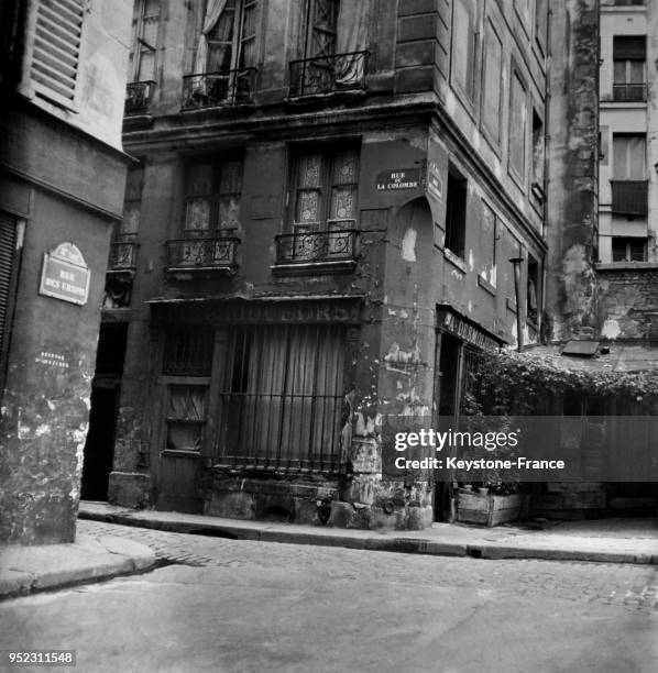 Entrée de la rue de la Colombe, circa 1930 à Paris, France.