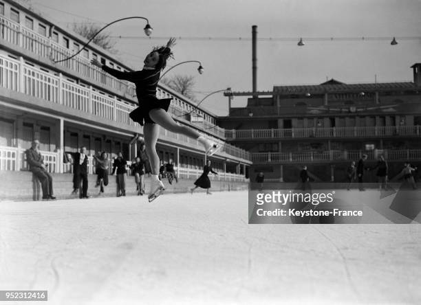 Des patineurs sur leurs patins à glace à la patinoire de Molitor à Auteuil en 1947 à Paris, France.