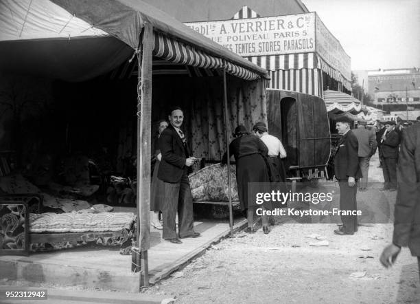 Vendeur de matelas à la Foire, à Paris, France en mai 1934.