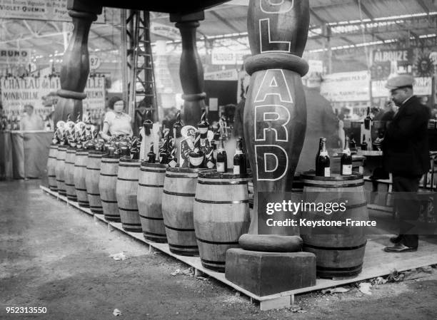 Stand de vin et champagne à la Foire, à Paris, France en mai 1934.