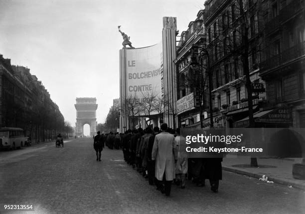 File d'attente devant l'entrée de l'exposition 'Le Bolchevisme contre l'Europe' à la salle Wagram, à Paris, France en 1942.
