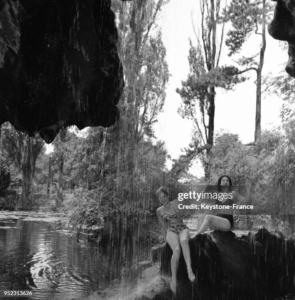 Jeunes femmes en maillot de bain plongent dans le lac du bois de Boulogne à Paris, France en 1946.