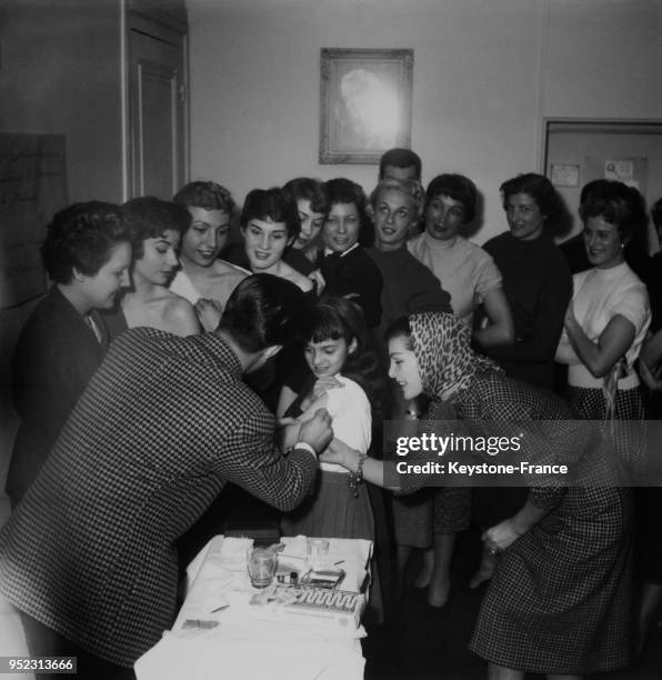 Des mannequins se font vacciner contre la variole au siège de leur mutuelle, à Paris, France en 1955.