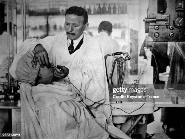 Monsieur Autard, spécialiste de la beauté, exerce sur une cliente une nouvelle méthode de lifting, à Paris, France circa 1930.