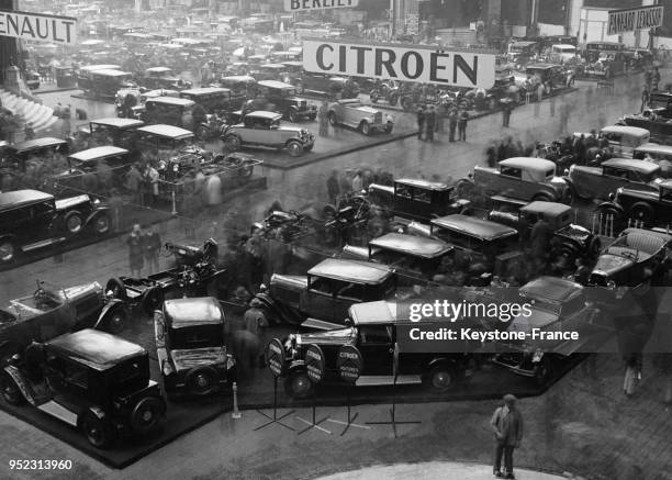 Vue générale partielle du Salon de l'auto au Grand Palais à Paris, France circa 1930.