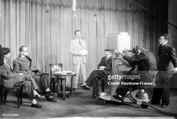 Un des directeurs de la télévision publique parle devant la caméra, à Paris, France en mars 1946.