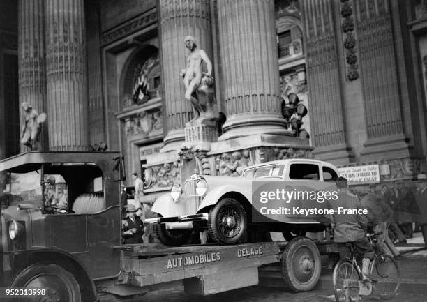 Déménagement du Salon de l'auto à Paris, France en 1933.