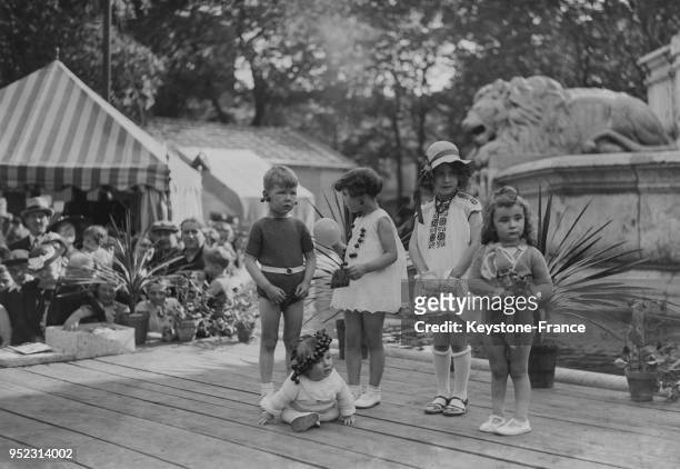 Quelques enfants concourrant à l'élection de 'Bébé la cerise', à Paris, France le 10 juin 1935.