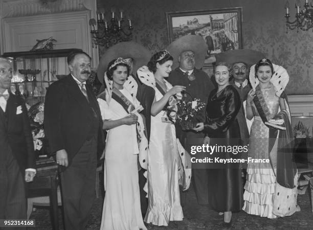 La 'Reine des Halles' et sa délégation pendant la remise du muguet à Madame Langeron, à Paris, France le 1 mai 1935.