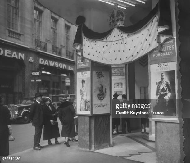 Entrée d'un cinéma qui passe un film sur la vie des souverains anglais, à Paris, France en mai 1935.