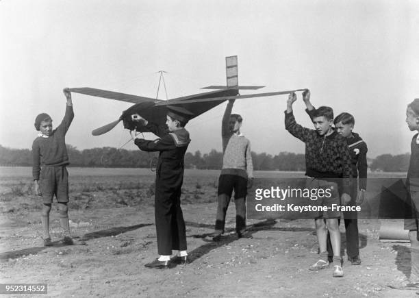 Concours d'avions miniatures au Polygone du Bois de Vincennes, à Paris, France en octobre 1933.