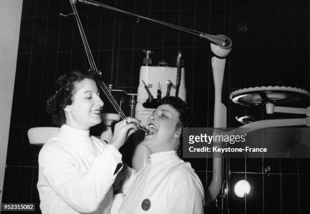 Démonstration d'un appareil ultra-moderne pour les dentistes exposé à la Porte de Versailles, à Paris, France le 1 avril 1955.