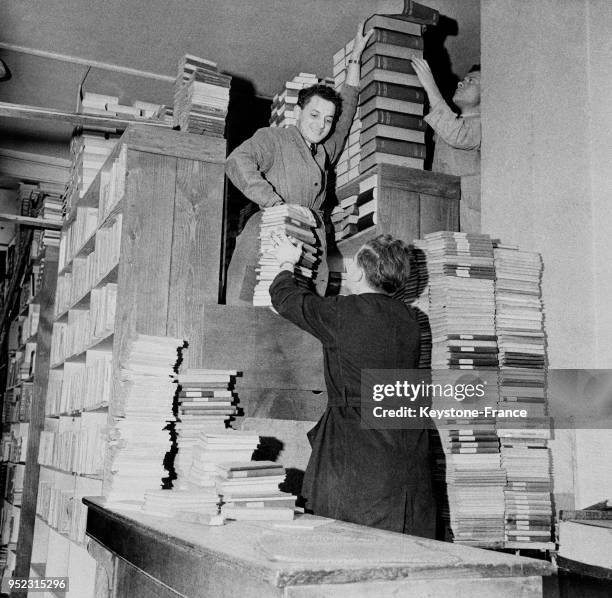 Dans un magasin, on range les manuels scolaires, à Paris, France en septembre 1946.