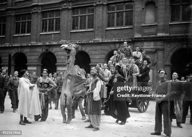 Baptême' de la nouvelle promotion de l'Ecole Normale à Paris, France en 1932.