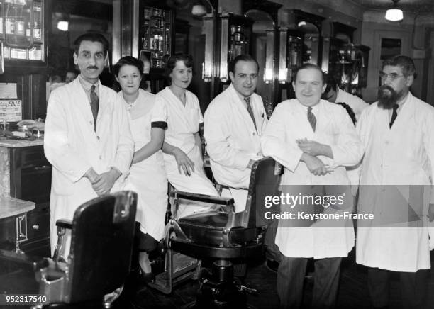 Les gagnants du lot de 100 000 francs travaillant dans une grande maison de coiffure parisienne, à Paris, France en décembre 1933.