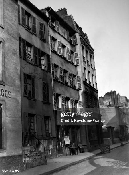 Une vieille femme et un enfant sont morts de froid dans cet immeuble parisien en février 1929 à Paris, France.