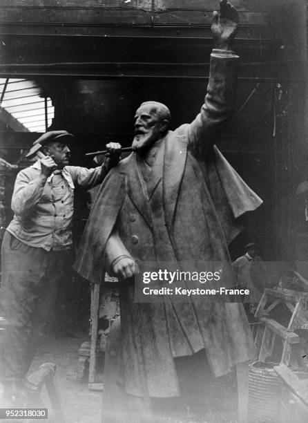 Un sculpteur termine la nouvelle statue de Paul Déroulède en bronze, à Paris, France en 1934.