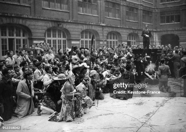 Baptême' de la nouvelle promotion dans la cour de l'Ecole Normale à Paris, France en 1932.