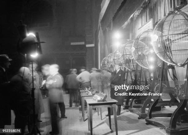 Scène pendant la répétition générale du tirage de la Loterie nationale au Tocadéro, à Paris, France le 6 novembre 1933.