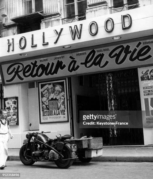 Le film 'Retour à la vie' est à l'affiche du cinéma 'Hollywood' en face du Théâtre de l'Athénée où est mort Louis Jouvet en 1951 à Paris, France.