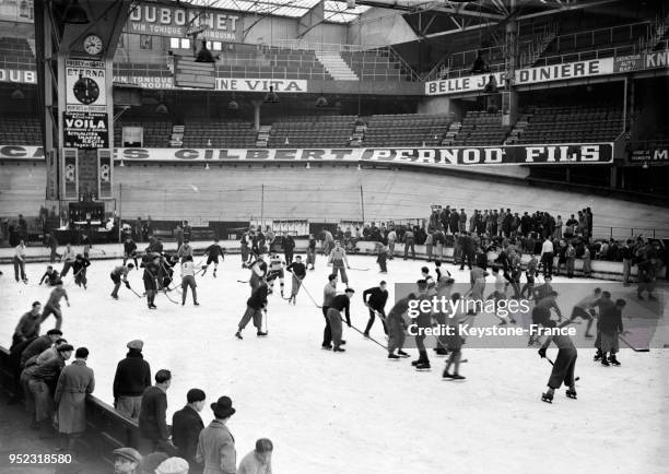 Match d'amateurs de hockey sur glace à la patinoire du Palais des Sports, à Paris, France en 1934.