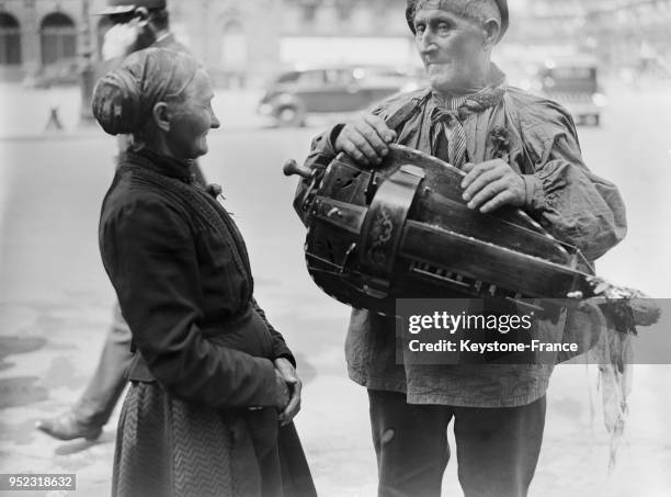 Un viel homme et une vieille femme, paysans landais, avec vielle, à Paris, France en 1935.