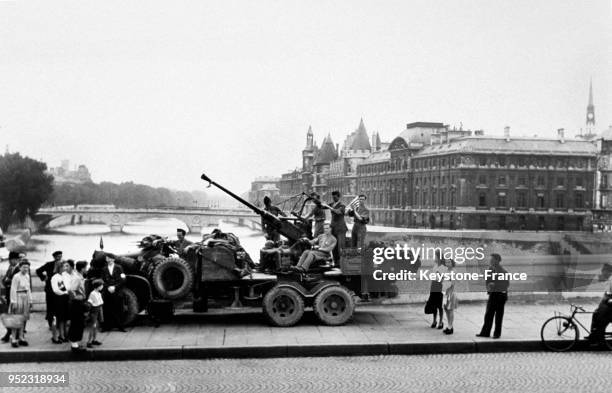 An anti-aircraft battery of the French Resistance Forces is posted on the "Pont Neuf" in Paris. 08/00/1944. Une batterie anti-aérienne des Forces...