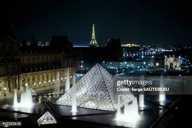 Vue de la Cour Napoléon et la Pyramide du Louvre, Derrière l'arc de triomphe du Carrousel et le jardin des Tuileries, 75 Paris.