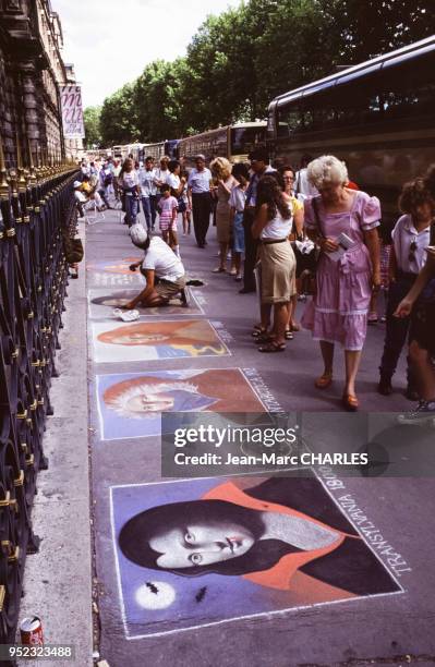 Dessins à la craie sur le trottoir devant le palais du Louvre, à Paris, en août 1988, France.