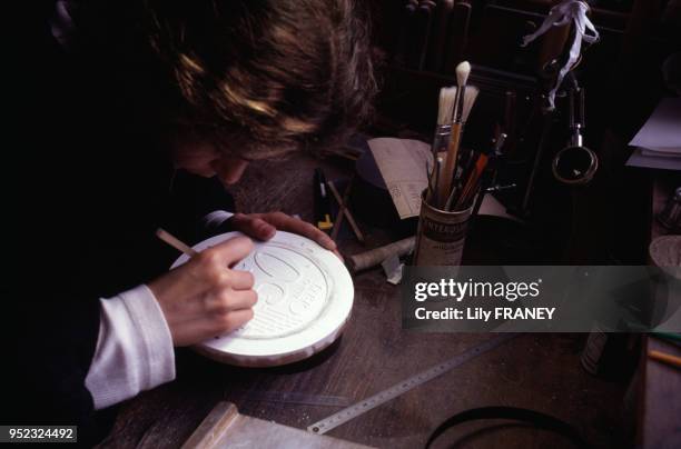 Fabrication d'un modèle de pièce de 1 euro en résine, à l'hôtel de la Monnaie à Paris, en 1998, France.