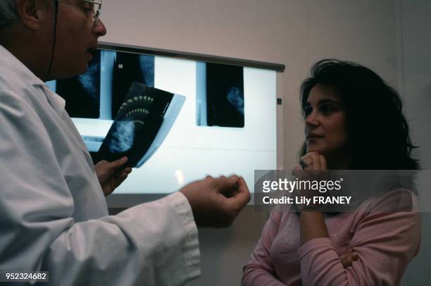 Médecin montrant des radios à une patiente dans un hôpital à Paris, en 1995, France.