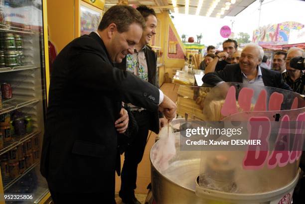 Xavier Bertrand, Minister of Labor, on a visit to the Foire du Trone for the announcement of the introduction of the fairground "cheque emploi" which...