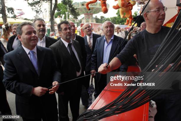 Xavier Bertrand, Minister of Labor, on a visit to the Foire du Trone for the announcement of the introduction of the fairground "cheque emploi" which...