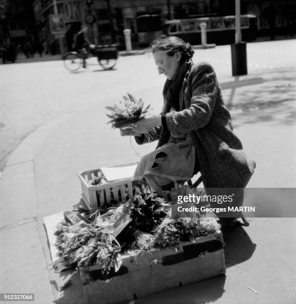 Une marchande de muguet lle 1er mai 1950 a Paris, France.